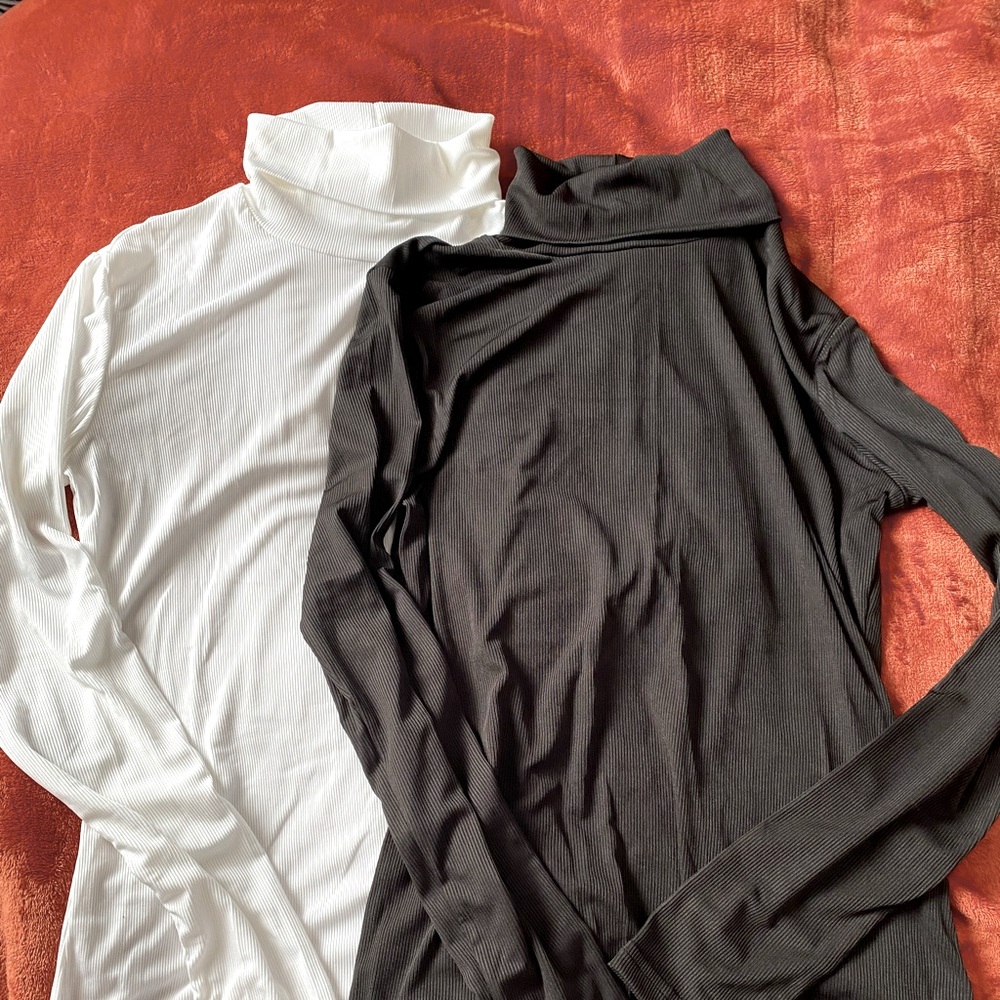 Basic black/white turtle necks